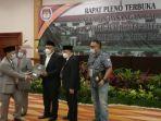 helldy-agustian-sanuji-terima-surat-keputusan-calon-wali-kota-cilegon-terpilih.jpg