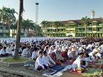 ilustrasi-salat-idul-adha-di-lapangan-terbuka-ribuan-santri-ponpes-daar-el-qolam.jpg