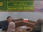 inara-rusli-seolah-minta-ibundanya-keluar-dari-ruang-mediasi-beri-isyarat-gunakan-tangan.jpg