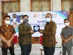 indomarco-serahkan-bantuan-kepada-wabup-serang.jpg