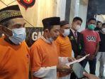 jajang-koswara-ujer-januari-dan-sodikin-meminta-maaf-secara-terbuka-di-mapolres-garut.jpg