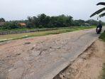 jalan-rusak-desa-katulisan-cikeusal.jpg
