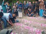 jenazah-satu-keluarga-korban-pembunuhan-dimakamkan.jpg