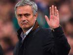 jose-mourinho-melambaikan-tangan.jpg
