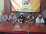 kabid-humas-polda-banten-kombes-pol-shinto-silitonga-dan-nikita-mirzani-saat-konferensi-pers-rabu.jpg