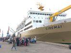 kapal-ferry-pengangkut-pemudik-dari-pelabuhan-panjang-bandar-lampung-tiba-di-ciwandan.jpg