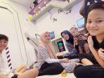 kebersamaan-nathalie-dengan-anak-anak-sambungnya.jpg