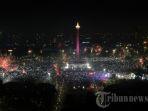 kembang-api-menyala-pergantian-tahun-baru.jpg