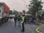 kendaraan-elf-nhr-microbus-hangus-terbakar-di-jalan-raya-serang.jpg