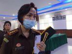 kepala-kejari-cilegon-elly-kusumastutisaat-berada-di-aula-kejati-banten.jpg