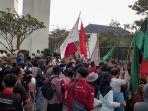 mahasiswa-kasibat-unjuk-rasa-di-kp3b-terkait-kasus-korupsi.jpg