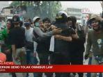 massa-pendemo-uu-cipta-kerja-peluk-polisi.jpg