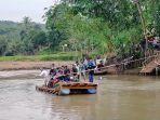 menyebrangi-sungai-menggunakan-rakit.jpg