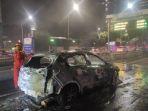 mobil-honda-hrv-f-1055-rc-terbakar-di-jalan-tol-dalam-kota-sebelum-arah-kuningan.jpg