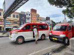 mobil-tujuan-serang-belaraja-berwarna-merah-putih-tampak-berjejer-di-bahu-jalan-pakupaten.jpg