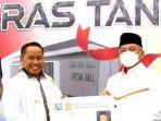 narji-saat-diberi-kta-pks-oleh-presiden-pks.jpg
