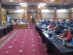 para-perwakilan-buruh-melakukan-audiensi-di-ruang-rapat-paripuran.jpg