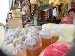 pedagang-sembako-di-pasar-pamarayan-menjual-minyak-goreng-curah.jpg