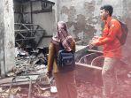 pegawai-dinkopukmperindag-kota-serang-cek-ruangannya-yang-terbakar.jpg