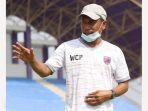 pelatih-persita-tangerang-widodo-cahyono-putro-memberikan-instruksi-kepada-pemain.jpg