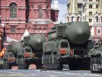 peluncur-rudal-balistik-antarbenua-yars-rusia-berparade-melalui-lapangan-merah.jpg