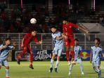 pemain-timnas-indonesia-u-16-berebut-bola.jpg
