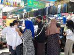 pembeli-seragam-sekolah-memilih-barang-di-sebuah-toko-di-pasar-rau-serang.jpg