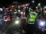pemudik-motor-terobos-penyekatan-di-pos-gamon-karawang-jawa-barat.jpg