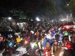 pemudik-yang-mengendarai-sepeda-motor-berhasil-menjebol-barikade-penyekatan.jpg