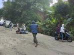 pengendara-motor-terjatuh-jalan-rusak-di-sampay-lebak.jpg