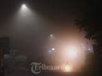 pengguna-jalan-menembus-pekatnya-kabut.jpg