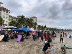 pengunjung-meramaikan-pantai-nuansa-bali-kawasan-anyer.jpg