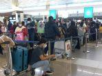 penumpang-antre-di-loket-tiket-bandara-soekarno-hatta-kota-tangerang.jpg
