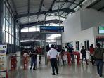 penumpang-commuterline-tiba-di-stasiun-rangkasbitung-lebak-2.jpg