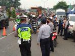 penyekatan-jalur-mudik-yang-di-karawang.jpg