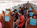 pesawat-pada-penerbangan-ga-420-cgk-dps-physical-distancing.jpg