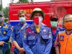 petugas-dinas-pemadam-kebakaran-kota-tangsel-mengejar-kawanan-monyet.jpg