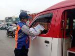 petugas-dishub-kabupaten-serang-membagikan-surat-imbauan.jpg