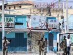 petugas-keamanan-berpatroli-di-dekat-lokasi-ledakan-di-mogadishu.jpg