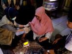 petugas-kesehatan-mendatangi-warga-Tangsel.jpg