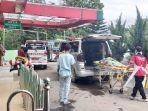 petugas-mobil-ambulance-menurunkan-pasien-covid-19-di-rsdp-serang.jpg