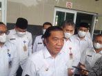 pj-gubernur-banten-al-muktabar-saat-memberikan-pernyataan-kepada-awak-media.jpg