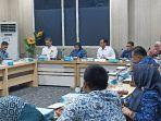 plh-sekda-provinsi-banten-virgojanti-rapat-komisi-i-dprd-banten.jpg