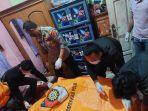 polisi-bawa-korban-pembunuhan-di-ciruas.jpg