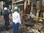 polisi-bersama-manajemen-pt-mcci-melakukan-pemeriksaan-di-lokasi-ledakan.jpg