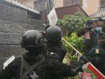 polisi-dan-tni-copot-atribut-di-markas-fpi-petamburan.jpg