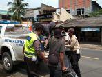 polisi-mengevakuasi-sepeda-motor-korban-kecelakaan-di-depan-hotel-marbella-anyer.jpg