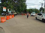 polisi-sekat-jalan-untuk-menyekat-pendukung-rizieq-yang-hendak-ke-polda-banten.jpg
