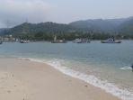 potres-keindahan-pantai-di-pulau-merak-kecil-dengan-latar-pegunungan.jpg