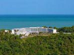 potret-novus-jiva-resort-hotel-anyer-dengan-latar-laut-yang-biru.jpg